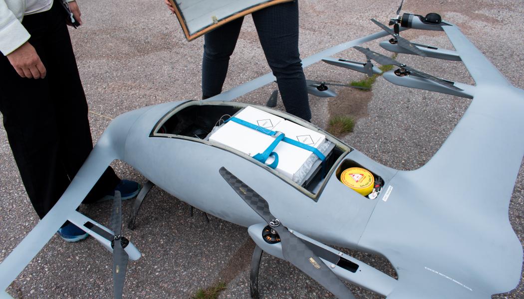 En modell av drönare som testas för transport av laboratorieprover. Foto: VGR