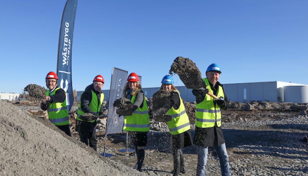 Ett första symboliskt spadtag har tagits för Enköping Logistikcenter. Foto: Genestas 