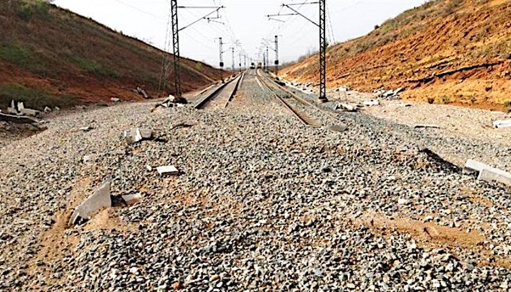 Järnvägsbolagen ADIF och Renfe rapporterar att totalt 80 kilometer av lokaltågslinjerna Cercanías C1, C2 och C3 är helt ur funktion och kommer att ta lång tid att reparera. Foto: ADIF