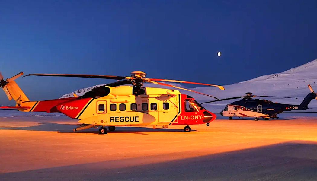 Två parkerade S-92-helikoptrar vid Bristows bas i Hammerfest, där helikoptertrafik och räddningsberedskap ska fortsätta enligt det nya avtalet. Foto: Bristow Norway