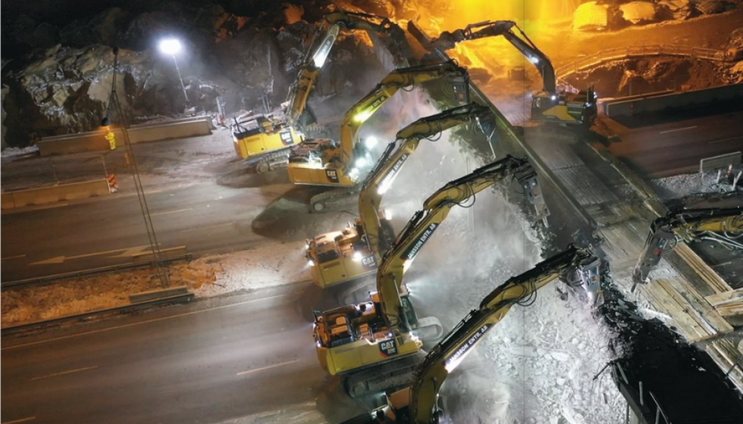 Här rivs en gång- och vägtunnel i Vårby Backe. Foto: Roman Hassas
