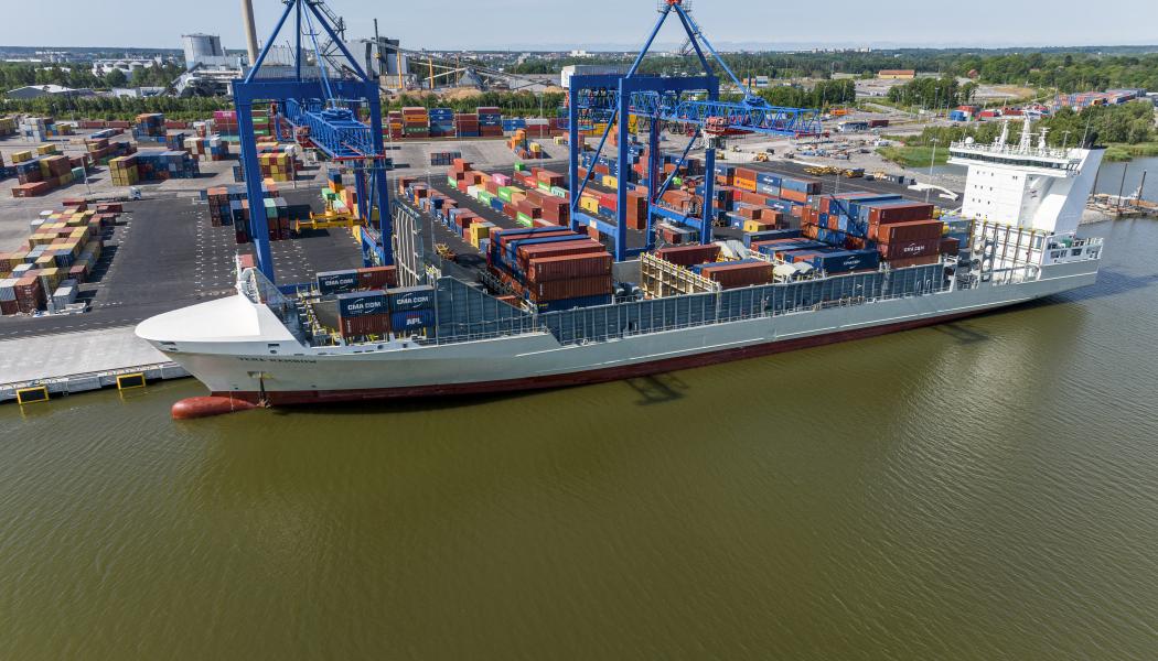 I Norrköpings hamn innebär E-MAR att fem nya landströmsanslutningar installeras. Det skapar möjlighet för fler fartyg att slå av sina dieselmotorer och därmed sänka utsläppen direkt i ett område som ligger nära stadens bebyggelse. Foto: Norrköpings hamn