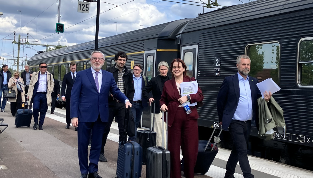Pat Cox tillsammans med representanter från EU-kommissionen och Kombi-Consult GmbH för att studera korridorens betydelse för försvar, industri och europeisk beredskap Foto: Oslo-Sthlm 2.55