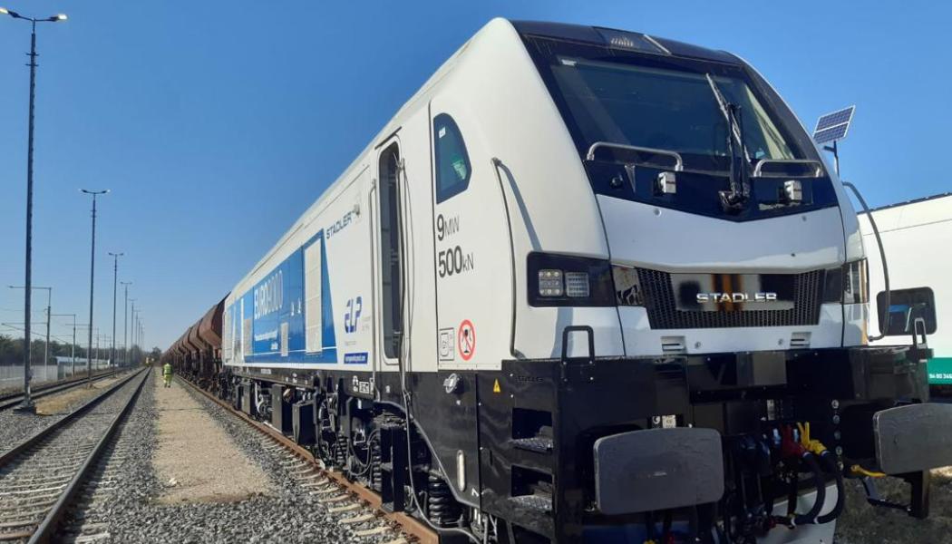 
EURO9000 är en ny hybrid lokomotivmodell avsedd för användning i hela Europa. Denna lokomotivtyp erbjuder en dragkraft på upp till 500 kN. Den har en effekt på 1,9 megawatt i dieselläge och kan nå upp till 9 megawatt i elektriskt läge. EURO9000-lokomotivet representerar en naturlig utveckling av Stadlers lokomotivfamiljer EuroDual och Euro4000. Foto: European Loc Pool (ELP)