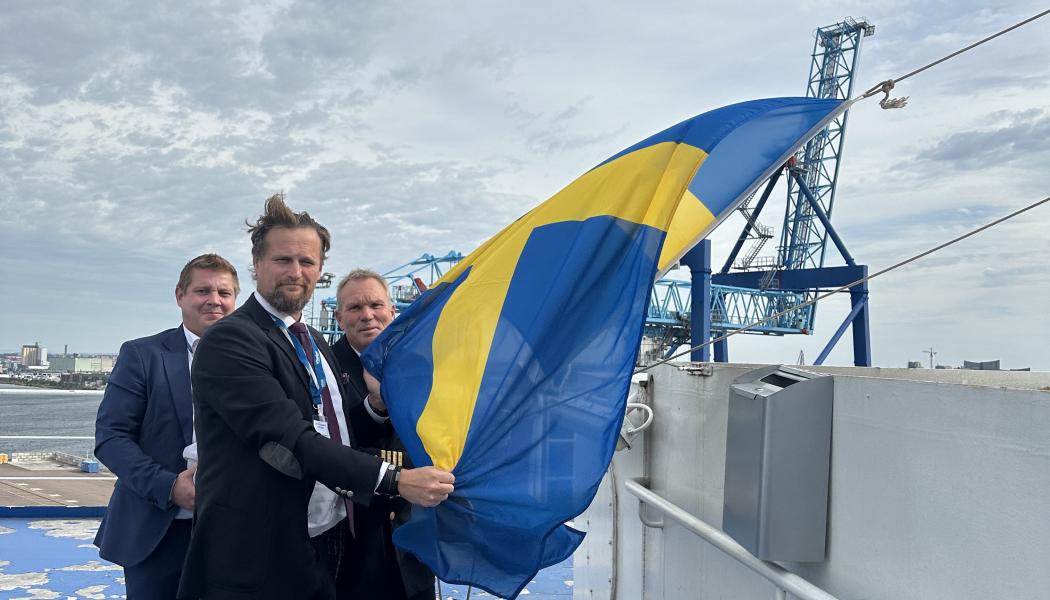 Finnlines Line Manager Antonio Raimo, VDn för Finnlines Ship Management AB Thomas Doepel och fartygets befälhavare Jan Isberg, tillsammans med regionstyrelsens ordförande i Skåne Carl Johan Sonesson genomförde cermonin. Foto: Finnlines