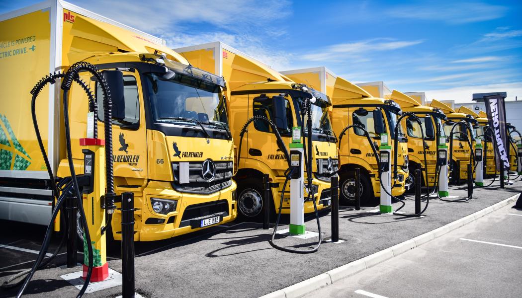 Falkenklev Logistik i Malmö är kanske landets mest elektrifierade åkeri. Nyligen invigdes fas två av företagets publika laddpark i Malmö med laddplats för 38 tunga lastbilar. Foto: Mercedes-Benz