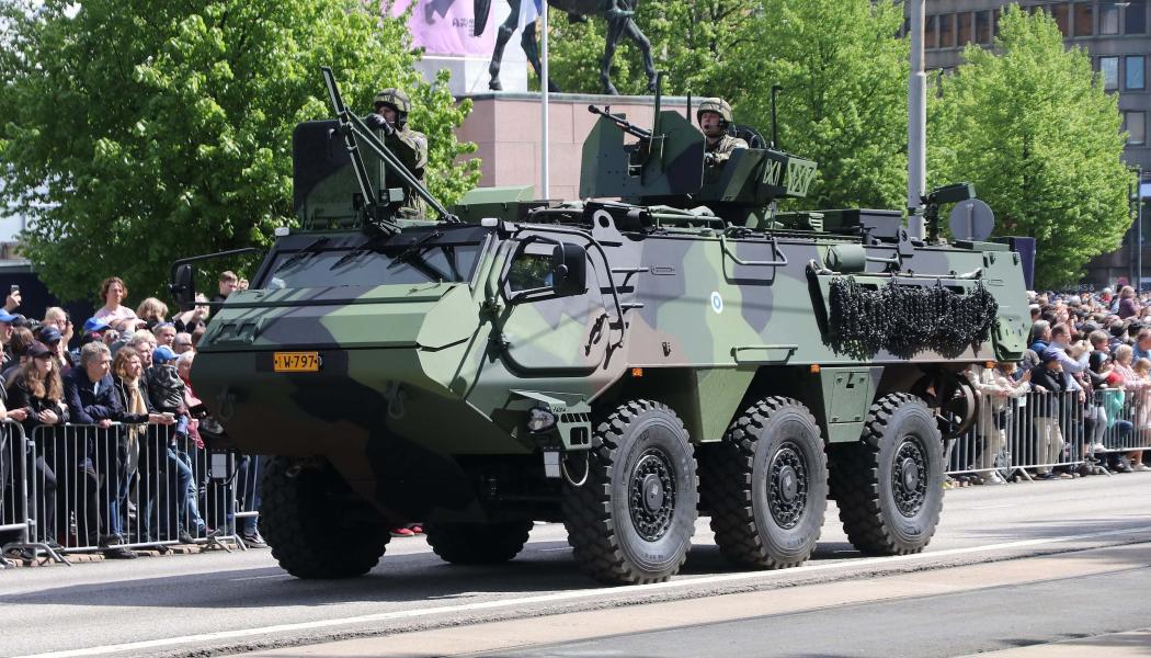 Finska försvarsmaktens flaggdagsparad 2022 med Patrias 6x6 XA-300 APC. . Foto: Wikipedia Common Lic. Kredit: MKFI