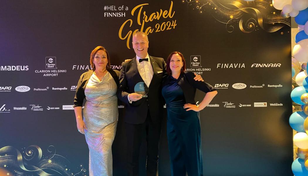 Marco Palmu, chef för Finnlines passagerarservice, Satu Hirvenoja, försäljningschef, och Mira Alhonen, marknadschef, som båda representerar Finnlines passagerarservice, tog emot priset för Årets transportbolag. Foto: Finnlines Plc.
