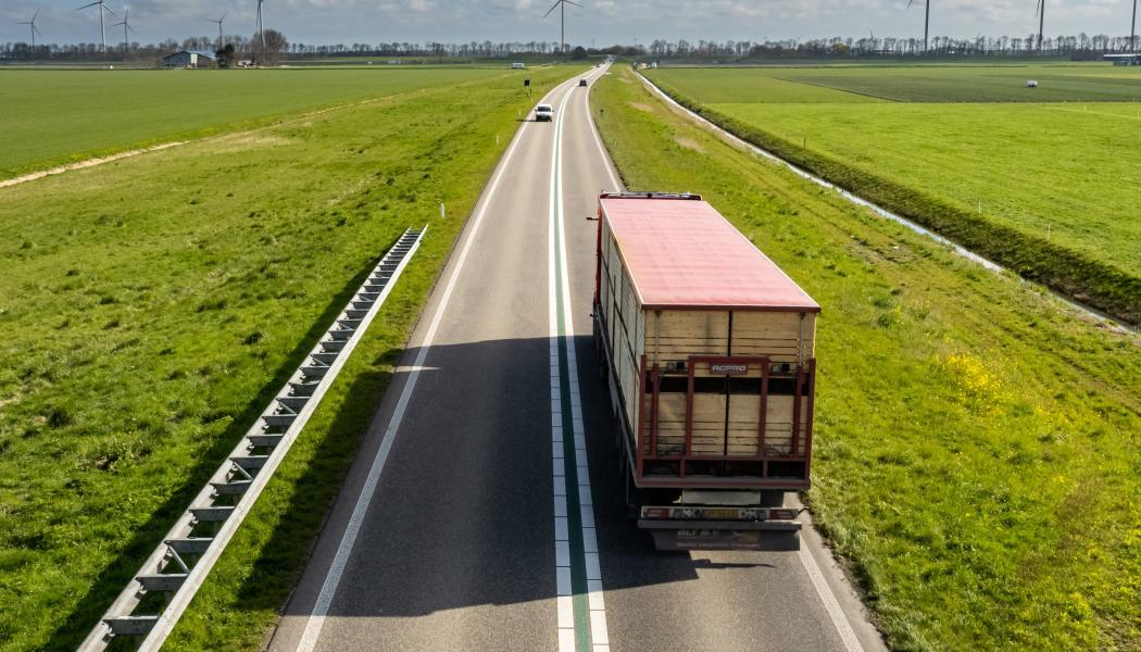 Tusentals förare saknas i Europa gör att flera transportföretag har infört omfattande körprov för att säkerställa kvaliteten på sina förare. Foto: sven brandsma unsplash
