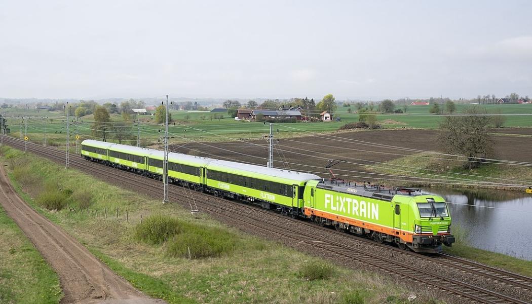 FlixTrain från Göteborg till Stockholm Flemingsberg. Den svenska Flixtrain-linjen Göteborg - Stockholm introducerades den 6 maj 2021. Tågen drivs av Hector Rails Vectrons och körs under Hector Rails licens och bemannas av Hector Rails personal. Vagnarna är tidigare tyska DB-vagnar som har moderniserats av Talbot Services i Aachen, Tyskland. Foto: Wikipedia Common Lic. Kredit: Richard Latten 



