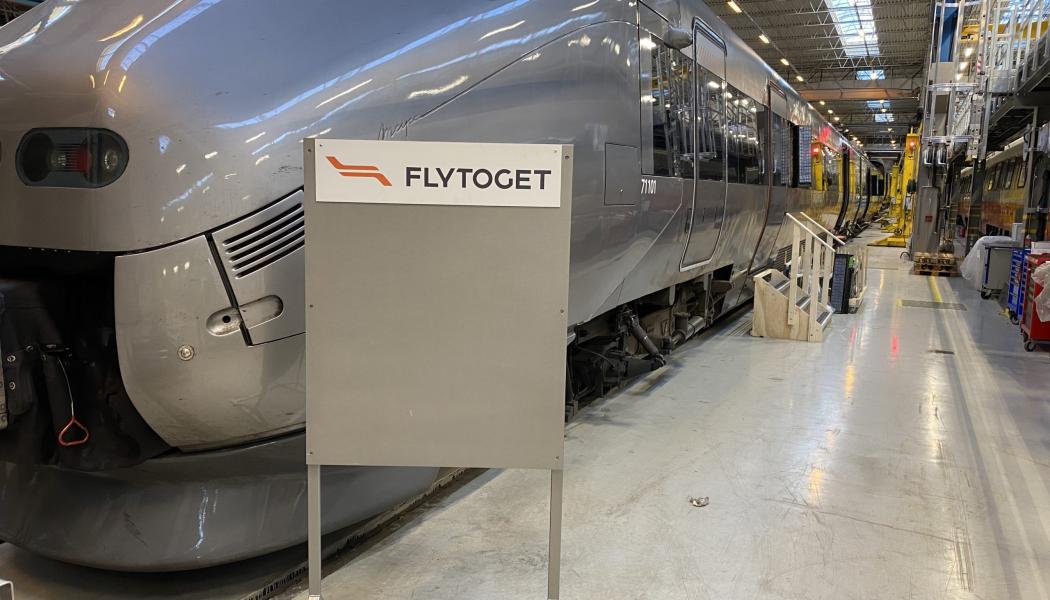Arbetet omfattar samtliga 15 tågsätt och kommer att pågå i över ett år. Bland annat ska luftrören i golven bytas ut och tätningar i underredena förnyas, vilket förbättrar skyddet för tågens komponenter. Foto: Flytoget