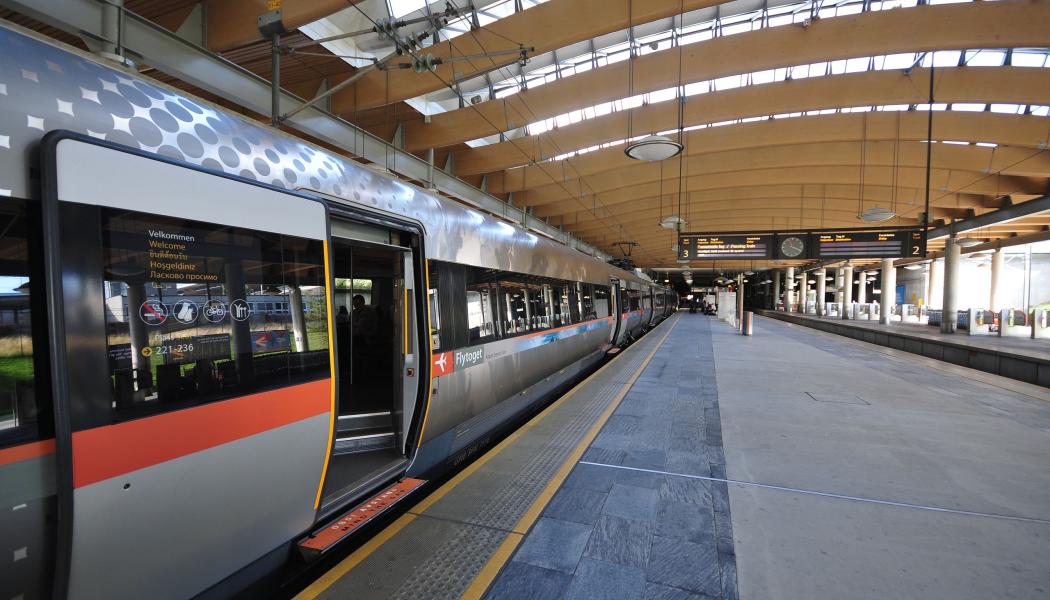 Flytoget vid Gardemoens flygplatsstation i Oslo. Foto: Wikipedia Common, kredit: Ralf Roletschek