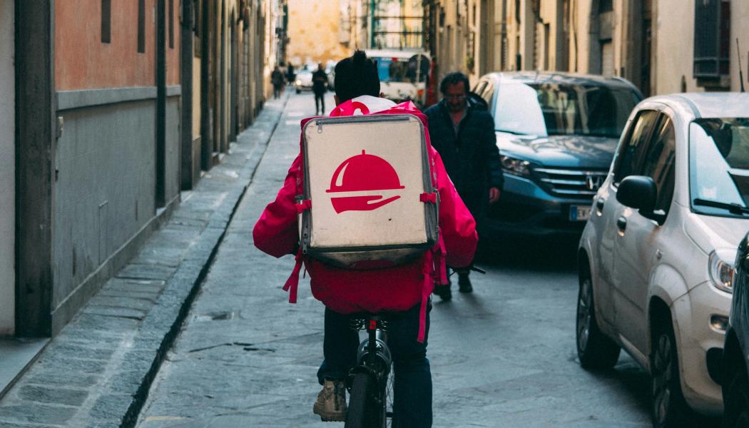 Foodora etablerades i Finland 2015 men efter avslutade omställningsförhandlingar står det nu klart att bolaget avvecklar verksamheten. Foto: Kai Pilger/Unsplash