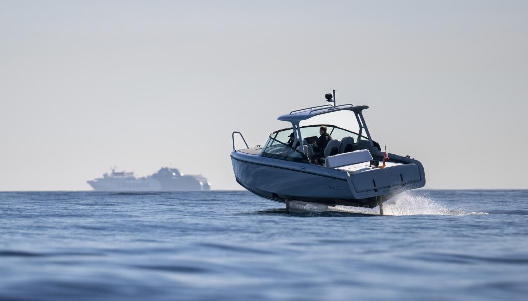 Candela C-8 Polestar Edition med Gibraltars klippor i bakgrunden. Foto: Candela