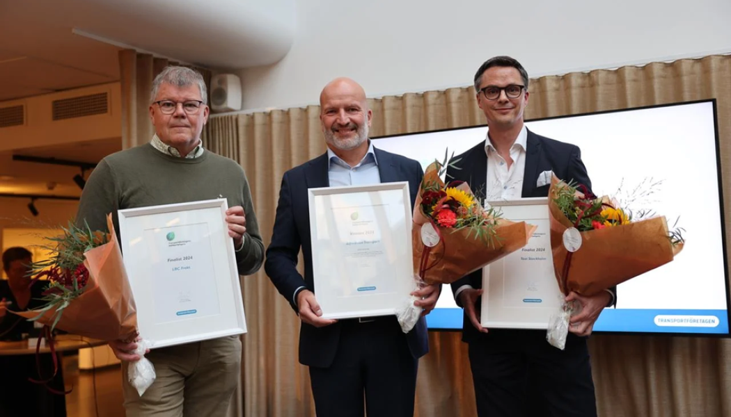 Fr vänster. Lards Reinholdtsson vd LBC Frakt, Erik Alfredsson vd, Alfredssons Transport samt Johan Porsman Anbuds- & hållbarhetsansvarig, Taxi Stockholm. Foto: Transportföretagen