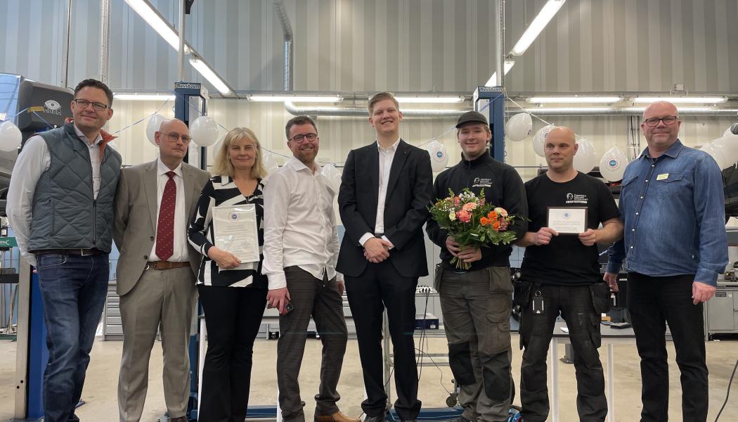 Från vänster till höger: Tomas Tärnfos (Motorbranschcollege), Stefan Sjöquist (Motorbranschcollege), Maria Barnes, biträdande rektor fordons- och transportprogrammet, Fredrika Bremergymnasiet, Morten Sjursen (Olofsson Bil), Adam Simonsson (ordförande i gymnasie- och arbetsmarknadsnämnden), Mattias Svensson (elev), Daniel Diglert (lärare), Jonas Hehrne (verksamhetsledare Motorbranschcollege). Foto: Haninge kommun