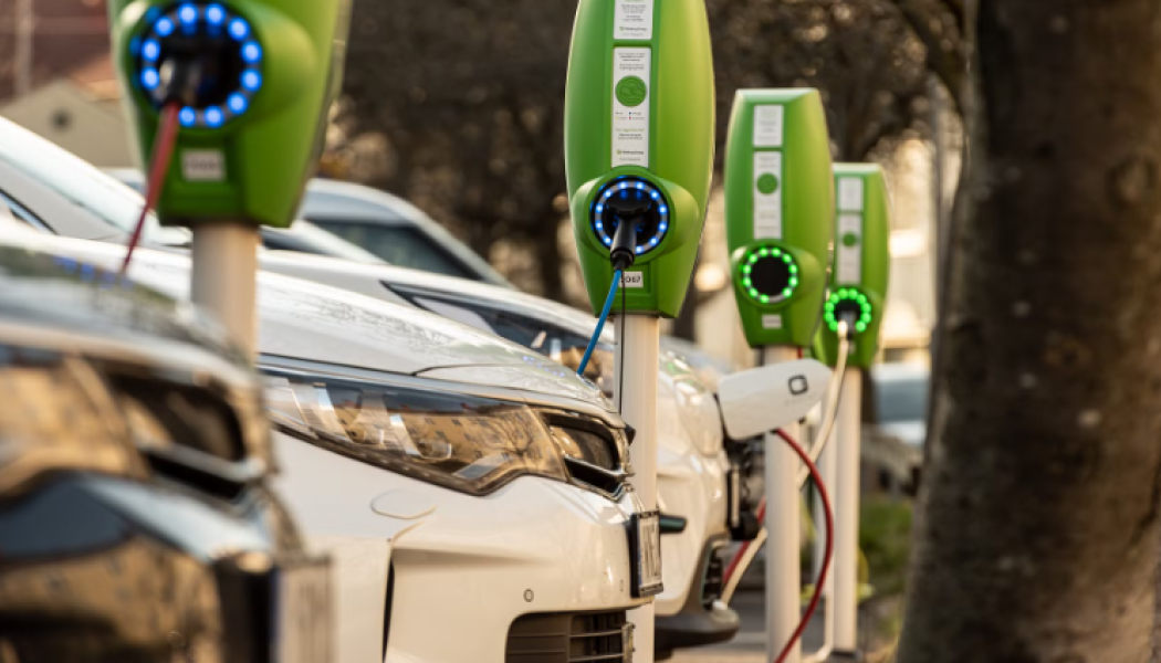 Gasbilar och laddhybrider körde runt 1 500 mil under 2023. Foto: Mostphotos