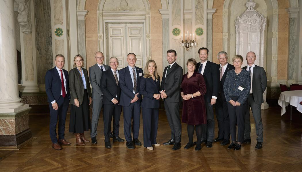 Deltagarna i mötet var (från vänster på bilden): Linus Eriksson, vd, Øresundsbro Konsortiet, Sofie Findling Andersen, underdirektör, Dansk Erhverv; Peter Lanng Nielsen, styrelseordförande DI Hovedstaden; Per Tryding, vice vd, Sydsvenska Industri- och Handelskammaren; Jan Juul Christensen, Managing Director, Greater Copenhagen; Jessica Rosencrantz, Sveriges EU-minister med ansvar för nordiska frågor; Morten Dahlin, Danmarks minister för nordiska frågor; Katrin Stjernfeldt Jammeh, vice ordförande, Greater Copenhagen samt kommunstyrelsens ordförande, Malmö; Carl Johan Sonesson, vice ordförande Greater Copenhagen och regionstyrelsens ordförande, Region Skåne; Hans Wallmark, Sveriges ambassadör till Danmark; Eva Egesborg Hansen, Danmarks ambassadör för Nordiskt Samarbete; Jens Kisling, Danmarks ambassadör till Sverige. Foto: Greater Copenhagen