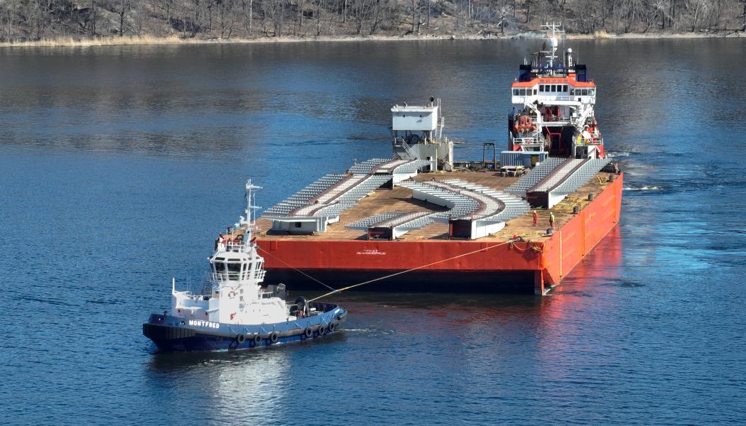 Leveransen visar hur tunga och otympliga konstruktioner kan fraktas direkt till centrala Stockholm via stadens kajer. Foto: Foto: Markus Olsson