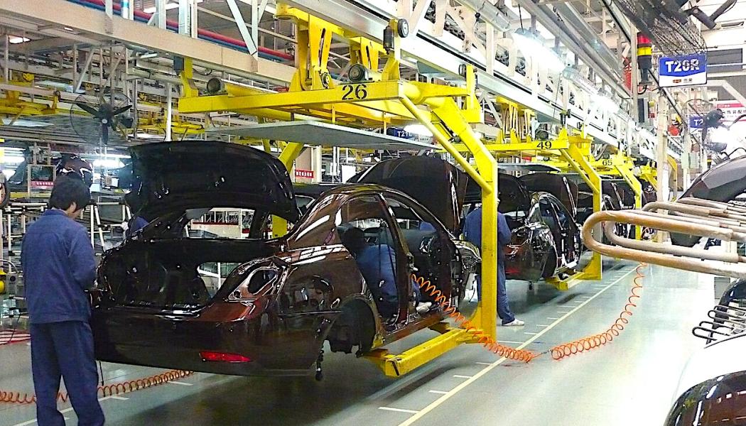 Kinesiska Geelys monteringslina vid företagets bilfabrik i Ningbo. Foto: Wikipedia Commons Lic. Kredit: Siyuwj 