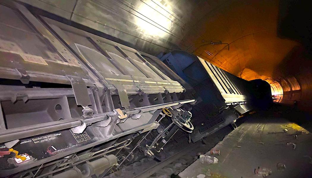 Skadade vagnar i Gotthard-tunneln. Foto: Schweiziska tågoperatören SBB, CFF FFS SBB CFF FFS