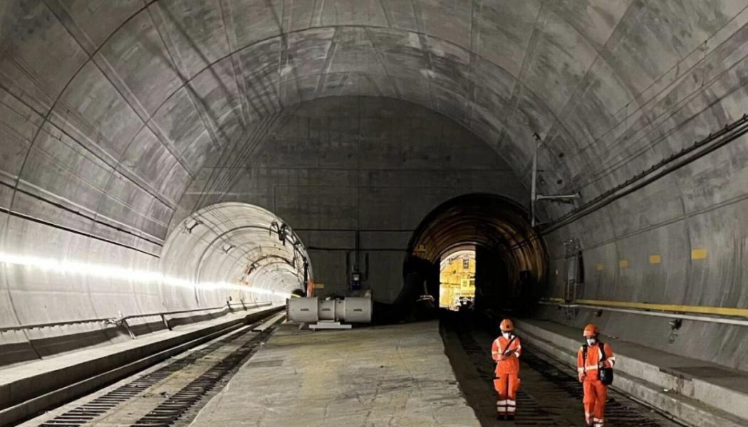Gotthard-Basistunnel, Sedan godståget spårade ur den 10 augusti 2023 har SBB arbetat intensivt med att återställa Gotthard-Basistunneln. Upp till 80 SBB- och tredjepartsarbetare arbetar dagligen i tunneln med högt engagemang, trots ogynnsamma klimatförhållanden. Detta gjorde det möjligt att återuppta godstrafiken i den oskadade östliga tunneln på kort tid. Sedan slutet av september trafikerar även vissa passagerartåg tunneln under helgerna. Foto::SBB/CFF/FFS © Anouk Ilg / 