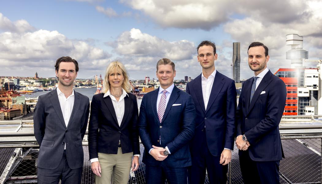 På bilden ser vi från vänster till höger: Jens Magnusson, Corporate Account Manager, STX Group, Anna Svensson, head of project management, Greencarrier AB, Patrik Westræus, head of sustainability, Greencarrier AB, Carl Otto Lindsjö, Sales Trader, STX Group, Sead Keric, Managing Director STX Group.
Fotograf: Carlo Baudone