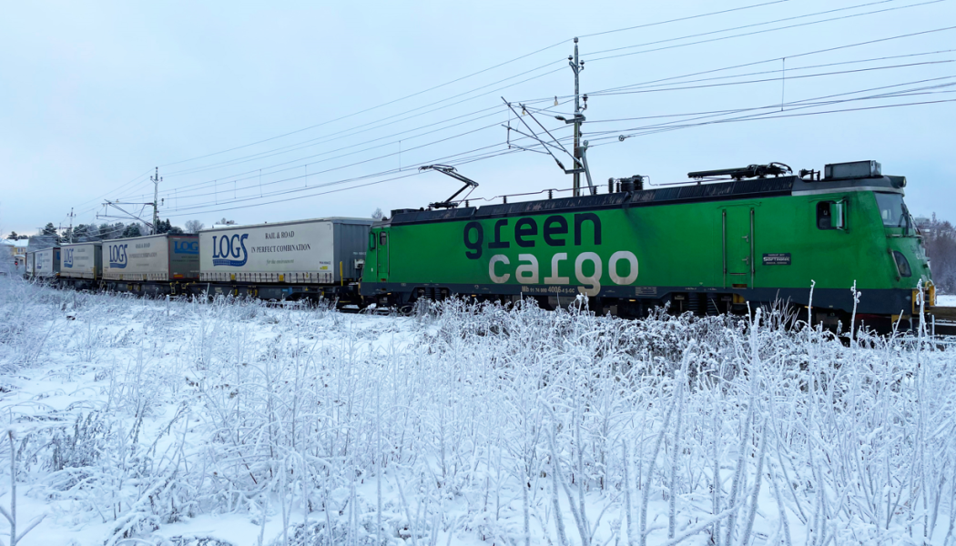 Mb-lok 4006 drar lastbilstrailers den drygt 1000 km långa sträckan mellan Borlänge och Luleå. Foto: Maria Lindholm/Green Cargo.