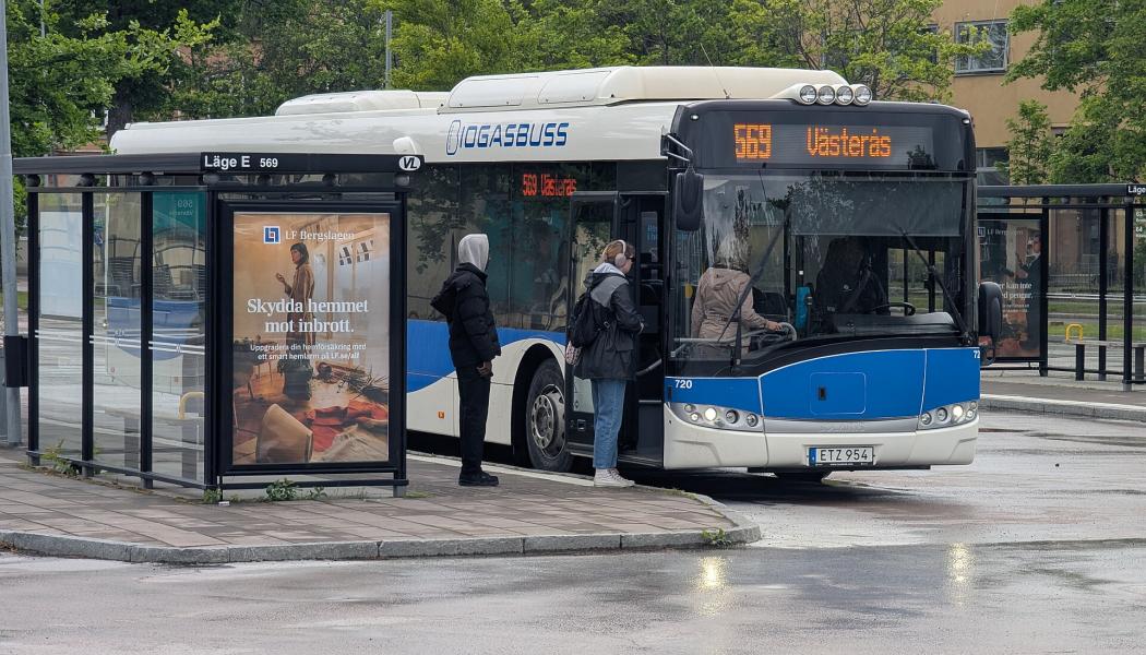 Buss från Västmanlands lokaltrafik vid Sala station. Foto: AleWi/Wikimedia Commons/https://commons.wikimedia.org/wiki/File:Buss,_V%C3%A4stmanlands_lokaltrafik,_Sala_station_-_20250607_-_06.jpg