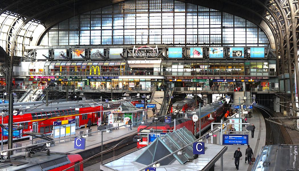 Hamburgs centralstation. Med hjälp av den senaste generationens signalteknik, ESTW L90, som bygger på en modern hårdvaruplattform, ska Hitachi Rail bidra till att göra trafiken mer robust och effektiv. Foto: GNU General Public License