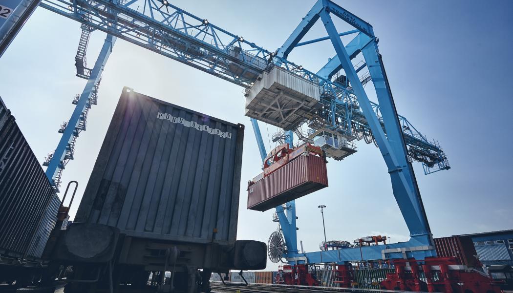 Efter den den 140 mil långa resan från Piteå rullar tågen direkt in på Göteborgs hamns containerterminal. Där kan lasten lyftas direkt på fartyg för vidare transport ut i världen. Bild: Göteborgs Hamn AB
