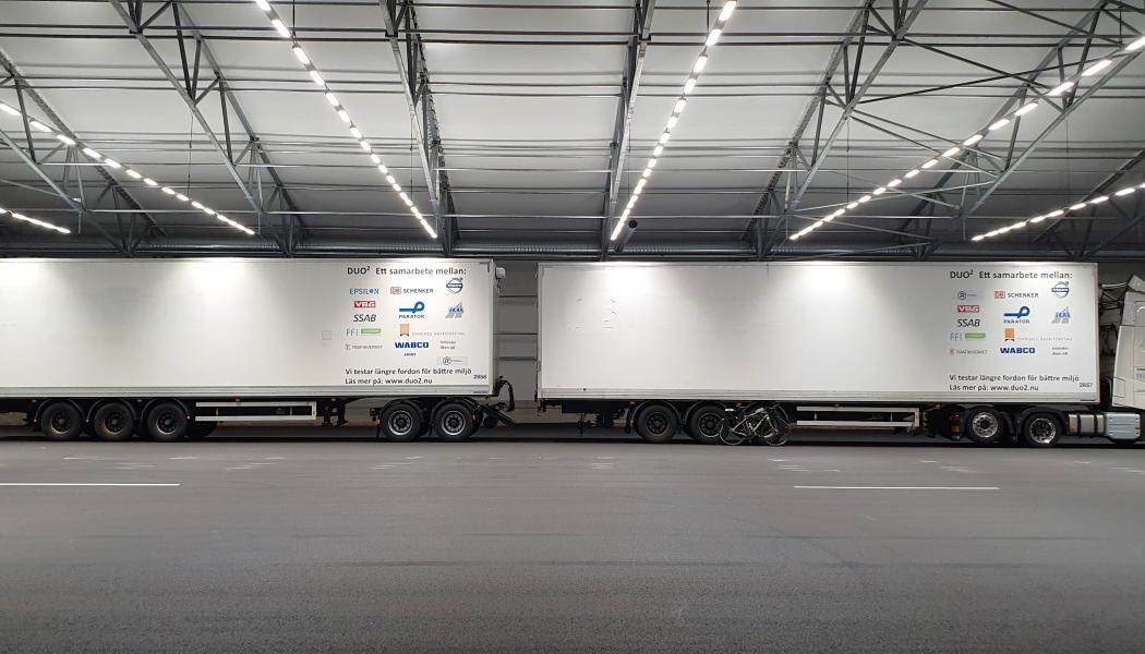 HCT-fordon bör byta körfält helt och på smalare vägar sänka hastigheten något för att göra omkörningar så betryggande som möjligt. Foto: VTI