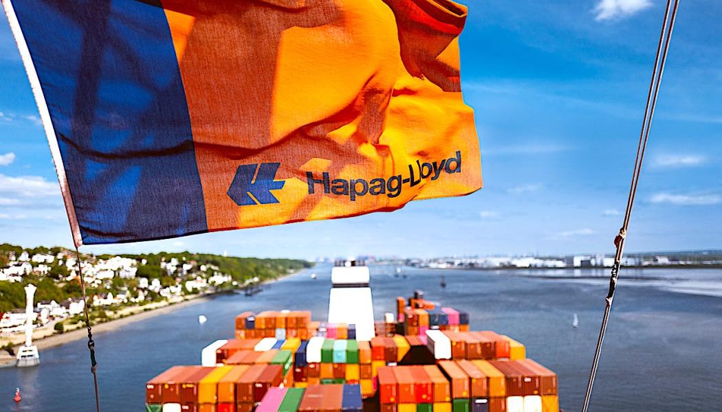 Med en frisk bris och Hapag-Lloyd-flaggan hissad lämnar 