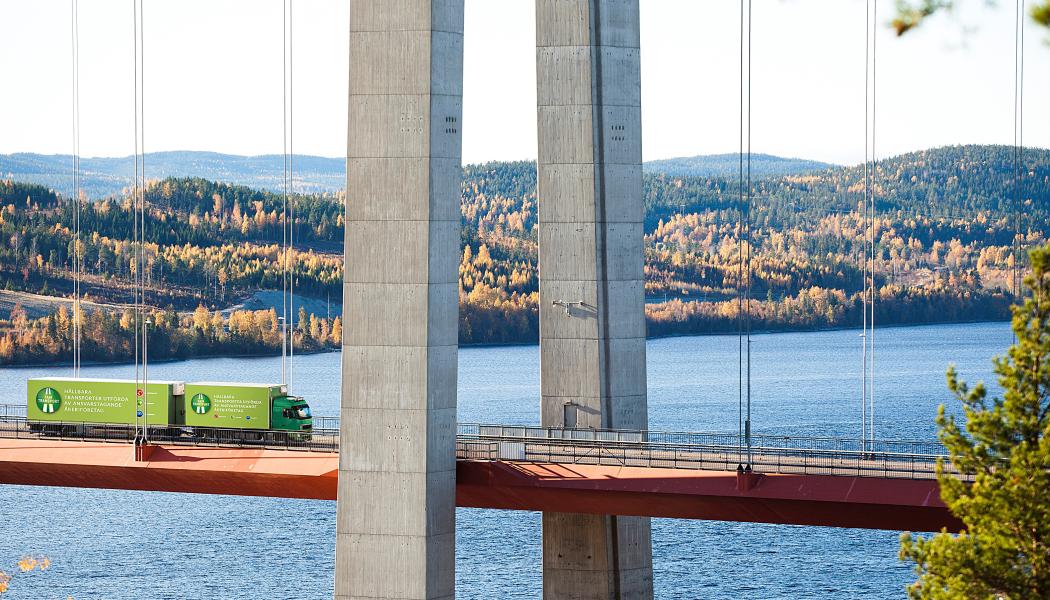 EU tar ett helhetsgrepp om hållbarhet där det inte enbart handlar om klimat- och miljöpåverkan utan också om sociala faktorer som arbetsvillkor.
Källa: Fair Transport
