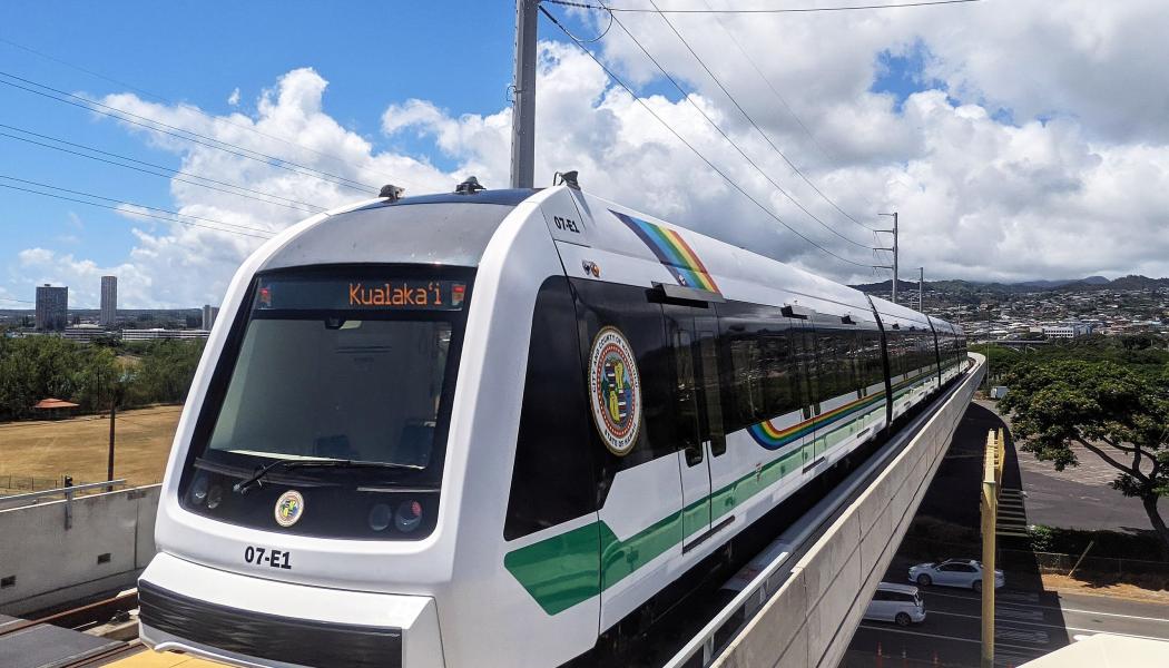 Honolulus automatiska Skyline-metro når nu flygplatsen och omfattar 26,2 kilometer. Byggd av Hitachi Rail. Foto: Wikipedia Commons Lic. Kredit: Eli Fessler