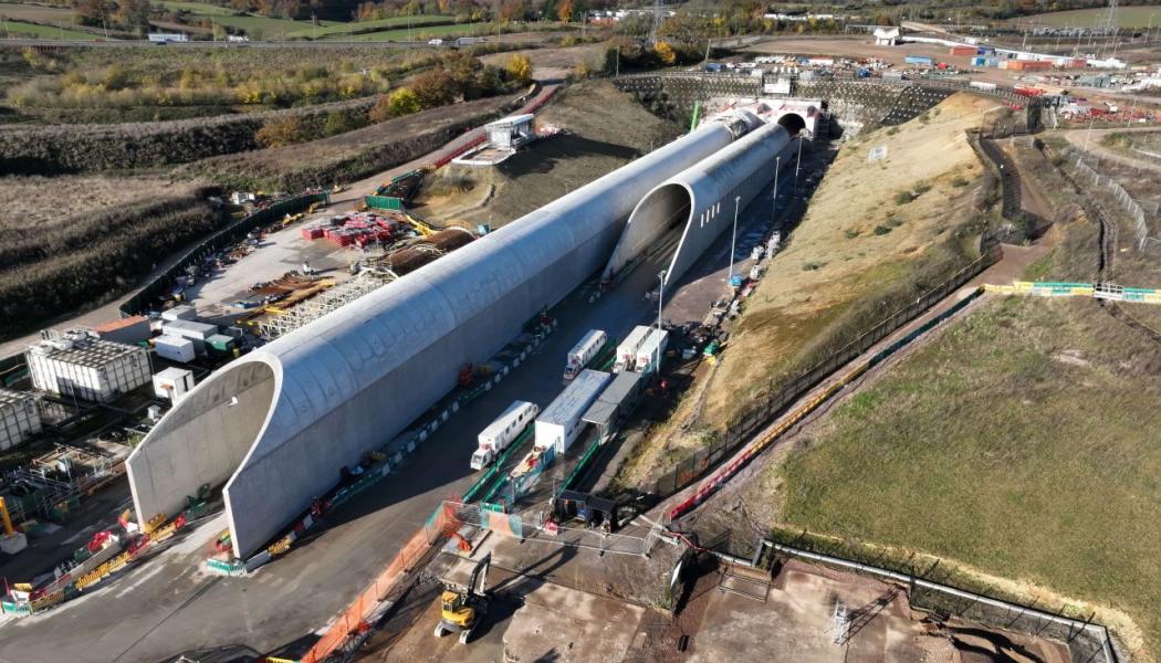 HS2 färdigställer unik tunneldesign för att minska ljudbangar. Byggteam som arbetar med HS2-projektet har färdigställt två specialutformade tunnelmynningar vid den södra änden av järnvägens längsta tunnel. Konstruktionen är framtagen för att eliminera risken för så kallade ”ljudbangar” som uppstår när höghastighetståg kör in i tunneln i hastigheter upp till 200 miles per hour (cirka 320 kilometer i timmen). Foto: HS2-projekt