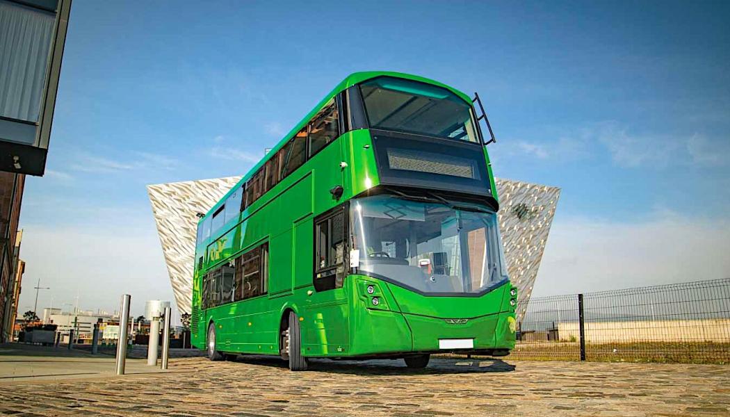 StreetDeck Hydroliner är en innovativ hydrobuss, en buss som använder vätgas som bränsle, vilket lovar en hållbar framtid och stämmer överens med visionen om en miljövänlig gemenskap. 
- Som världens första vätgas-dubbeldäckare har StreetDeck Hydroliner potential att omdana transportbranschen, anser tillverkaren Wrightbus. Foto: Wrightbus





