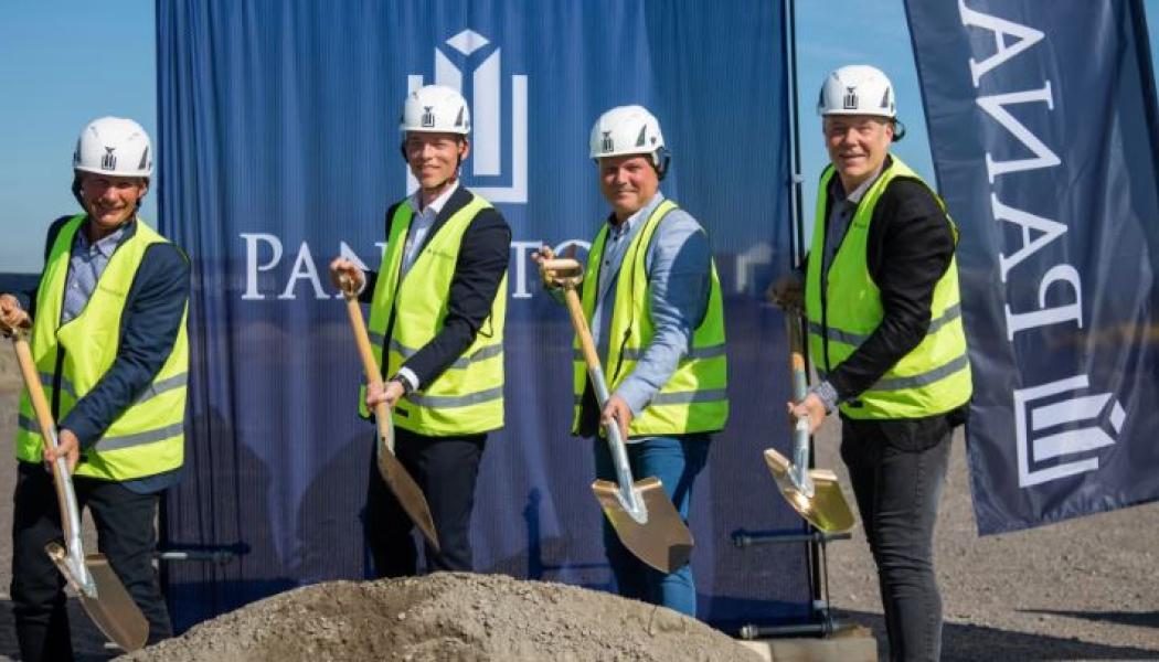 Spadtaget från vänster i bild: Rudolf Tornerhjelm - Södervidden, Fredrik Jagersjö Rosell - VD Panattoni Sverige, Thomas Ellkvist - VD MVB Syd samt Peter Lindberg - kommunstyrelsens ordförande. Foto: MVB