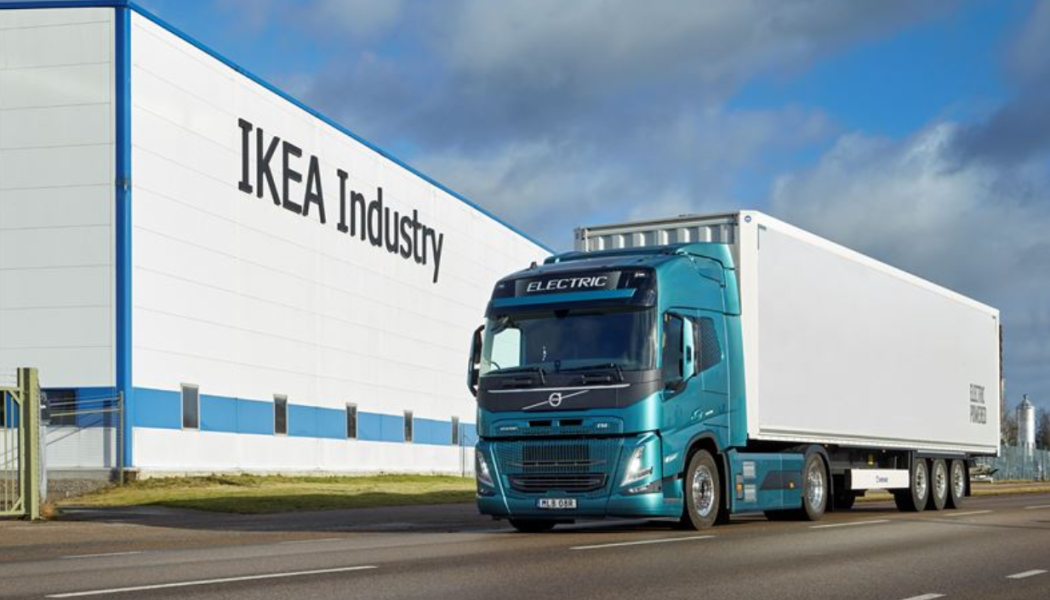 IKEA ska börja använda eldrivna Volvo-lastbilar för sina interna transporter i Polen. Foto: Volvo