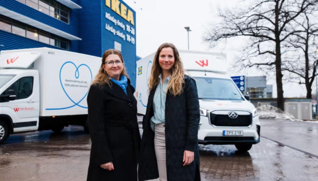 Christel Grip från Widriksson Logistik och Hanna B Broman från IKEA Sverige med de första elfordonen som sätts in för last mile-distribution i Stockholm. Foto: Widriksson Logistik