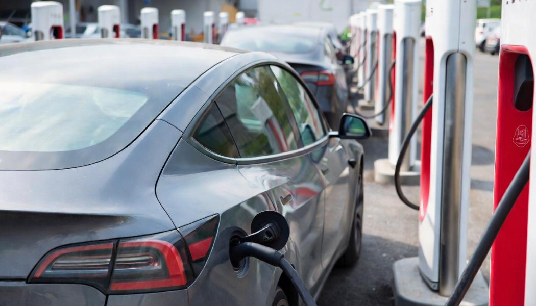 Enligt en Sifo-undersökning från bilförmedlaren Kvdbil uppger 46 procent att de blivit mindre benägna att köpa Tesla. Foto: kvdbil