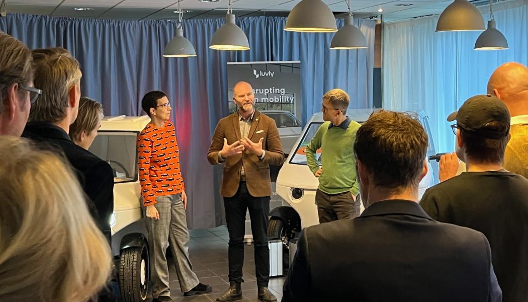 Eva Sunnerstedt (jury Miljöbästa Bil), Lars Strömgren (Trafikborgarråd i Stockholm) och Mattias Goldmann (jury Miljöbästa Bil). Foto: Gröna Mobilister

