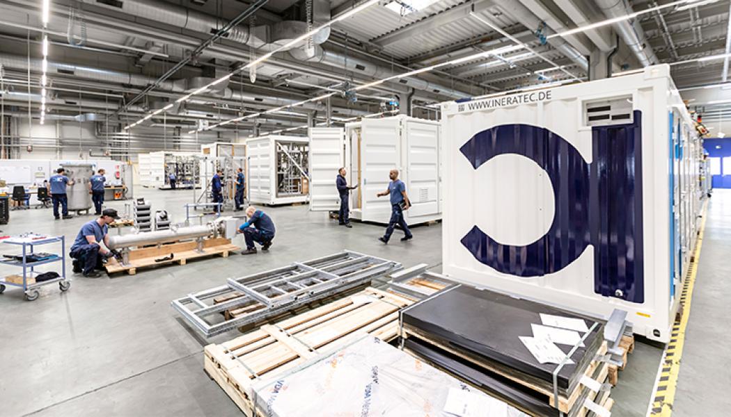 Ineratec utvecklar modulära system som kombinerar vätgas och infångad koldioxid för att producera e-bränslen. Bland annat kan syntetiskt flygfotogen framställas för att minska flygets klimatpåverkan. Foto: Inaratec