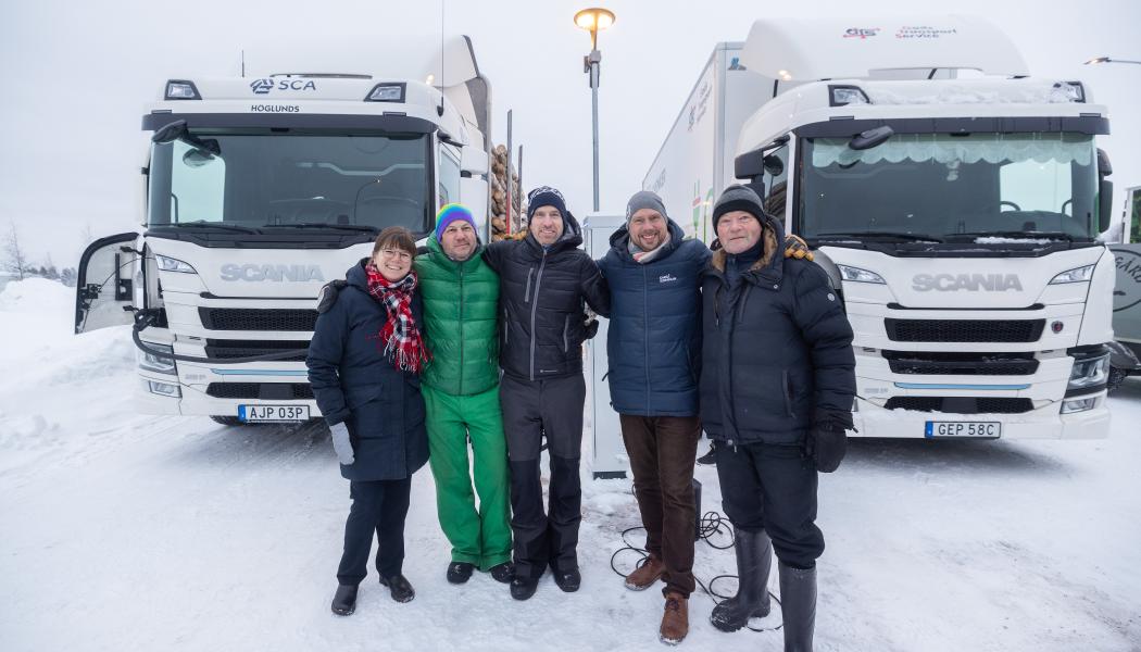 Emma Vigren (styrelseordförande, Umeå Energi), Johan Lagrelius (BioFuel Region), Lars Mikaelsson (Umeå Energi), Hans Lindberg (kommunalråd) och Donald Näs (INAB) framför den nya laddstationen för tunga fordon i Umeå. Foto: Umeå Energi
