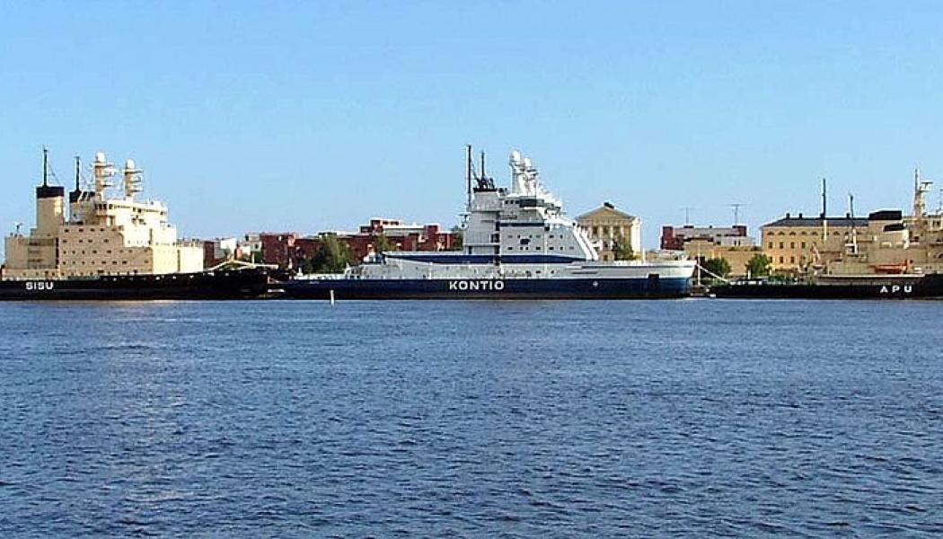 Finska isbrytare upplagda för sommarsäsongen vid Skatudden i Helsingfors. Här ligger flera isbrytare: däribland, Sisu och Urho, Kontio och Otso, Apu och Voima. Foto: Wikipedia Commons Lic. Kredit: Fotograferad av Jonik från den närbelägna ön Tervasaari. 