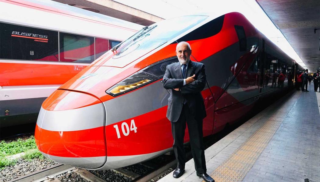 Modellen presenterades av Stefano Antonio Donnarumma, vd och generaldirektör för FS Group, samt Gianpiero Strisciuglio, vd och generaldirektör för Trenitalia. Uppgraderingen är en del av företagets strategiska plan för 2025–2029, som bland annat fokuserar på teknologisk utveckling och hållbarhet. Foto: FS Group