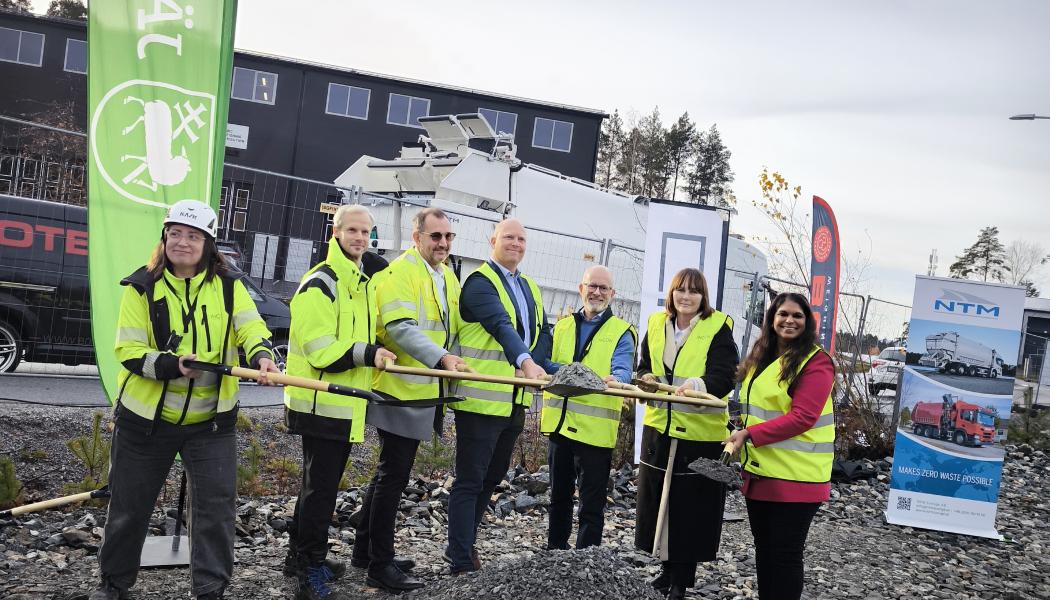 Ett första spadtag för Truck Point Stäket tillsammans med fastighetsägaren JSR och de kommande hyresgästerna Botek, NTM Group och Thermo King. Källa: Järfälla kommun