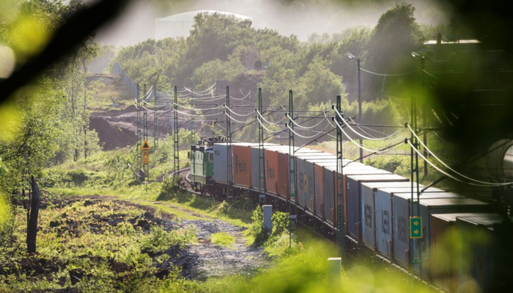 Gods fraktas på tåg från inlandet till Göteborgs hamn för transport på containerfartyg till exportmarknader. Foto: Göteborgs Hamn