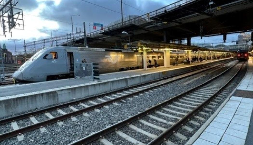 Mörka moln över järnvägshimmelen. Trots att spåren är överfulla, har regeringen fattat beslutet att stoppa ”De nya stambanorna”. All utveckling av höghastighetsbanorna avbryts utom vad gäller sträckan Järna-Linköping, som kommit för långt i planeringen. 
Foto: John Hardwick
