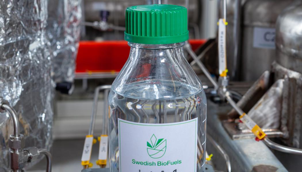 Färdig produkt, jetbränsle. Produktionsanläggningen i bakgrunden. Foto; Swedish Biofueles AB